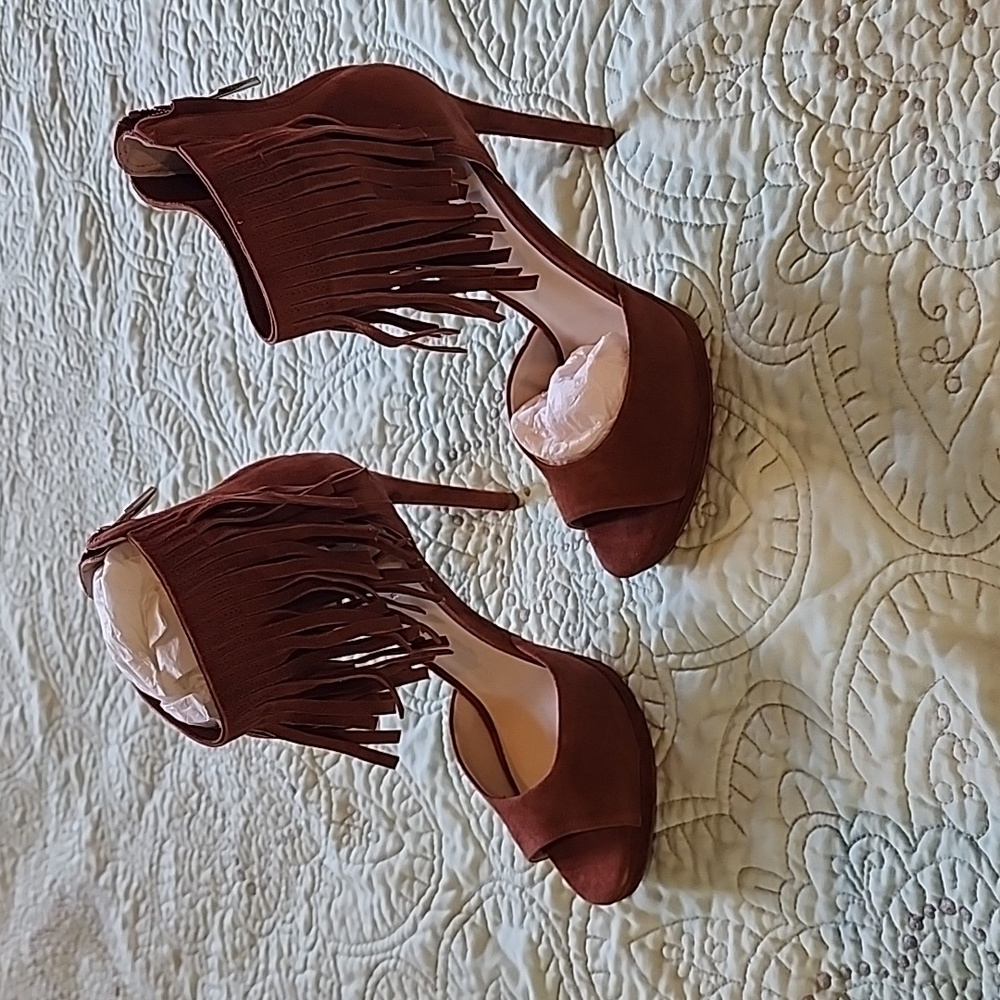 KENNETH COLE 8-MEDIUM GENEVA ANKLE SANDALS WITH ZIP UP BACK. (RUST COLOR).